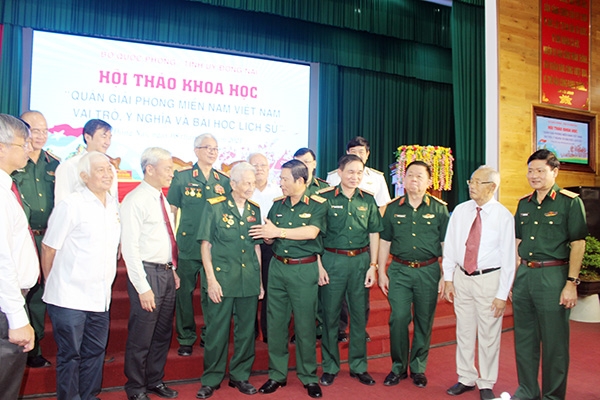 Lãnh đạo Quân ủy Trung ương, Bộ Quốc phòng, tỉnh Đồng Nai chụp hình cùng đại tá Nguyễn Viết Tá  Ảnh: N.Hà