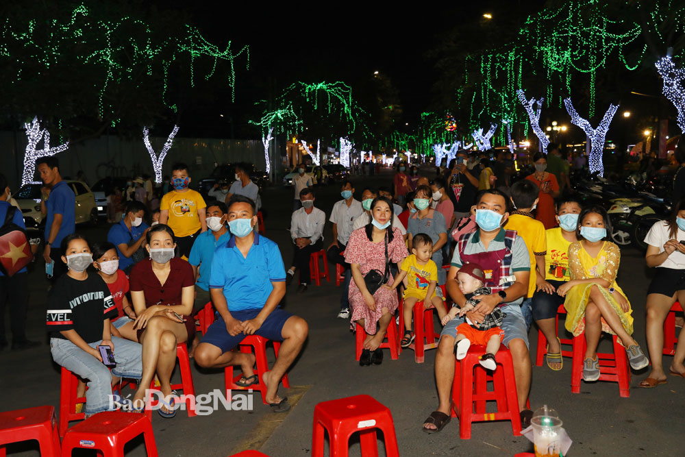 Đông đảo người dân TP. Biên Hòa tham dự lễ khai mạc đường hoa Nguyễn Văn Trị