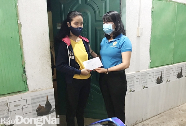 Đại diện Liên đoàn Lao động H.Trảng Bom thăm, tặng quà cho công nhân có hoàn cảnh khó khăn tại khu nhà trọ