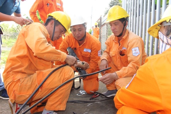 Nhân viên ngành điện hỗ trợ người dân TP.Long Khánh nâng cấp đường dây truyền tải