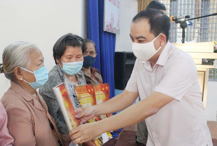 Ủy viên Ban thường vụ Thành ủy, Phó chủ tịch UBND TP.Biên Hòa Huỳnh Tấn Lộc tặng quà tết 2021 cho người có hoàn cảnh khó khăn ở TP.Biên Hòa.