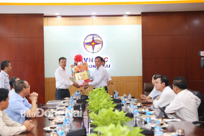 Phó chủ tịch UBND tỉnh Võ Tấn Đức trao quà tết cho lãnh đạo Công ty TNHH Điện lực Đồng Nai . Ảnh: Huy Anh