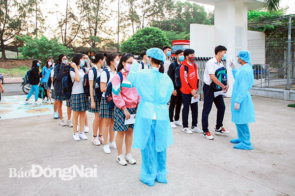 Trường THPT Lê Qúy Đôn - Long Bình Tân (TP.Biên Hòa) đo thân nhiệt cho học sinh trước khi các em vào trường học