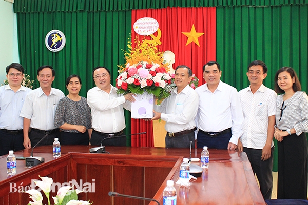Lãnh đạo Ban Tuyên giáo Tỉnh ủy chúc mừng cán bộ, y, bác sĩ, nhân viên ngành Y tế nhân Ngày Thầy thuốc Việt Nam.