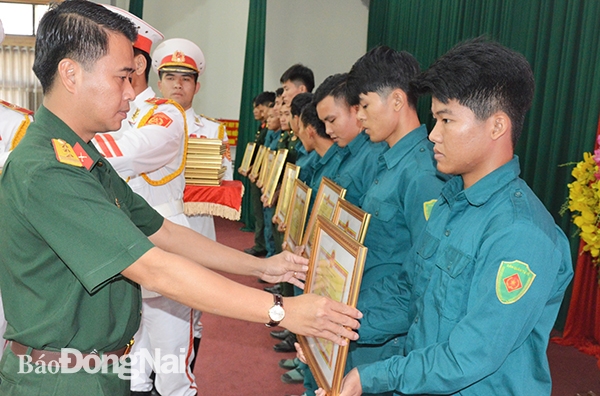 Thượng tá Nguyễn Tấn Linh khen thưởng các tập thể, cá nhân