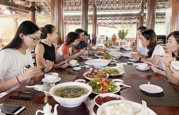 Bữa cơm chay phong phú món ăn tại Khu nghỉ dưỡng Cát Tiên Jungle Lodge