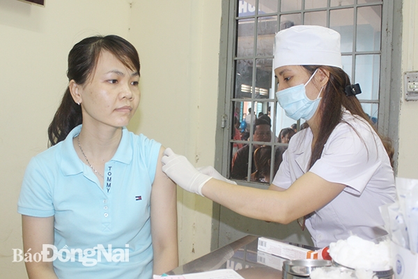 Tiêm vaccine phòng bệnh tại Trung tâm Kiểm soát bệnh tật tỉnh.