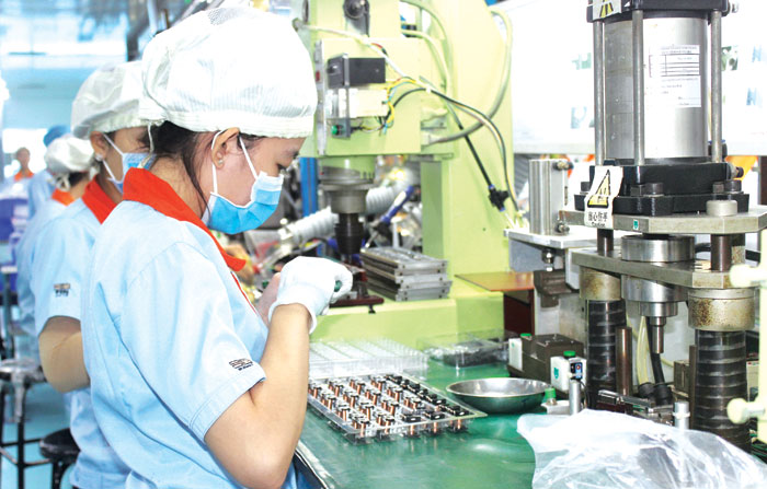 Sản xuất linh kiện điện tử xuất khẩu và tiêu thụ nội địa tại Công ty TNHH Kyokuto Việt Nam ở Khu công nghiệp Nhơn Trạch 3, giai đoạn 2. Ảnh: Hương Giang