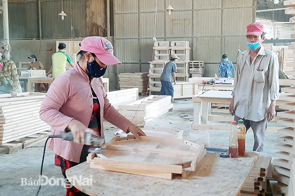 Sản xuất tại một doanh nghiệp chế biến gỗ ở TP.Biên Hòa. Ảnh: Vương Thế