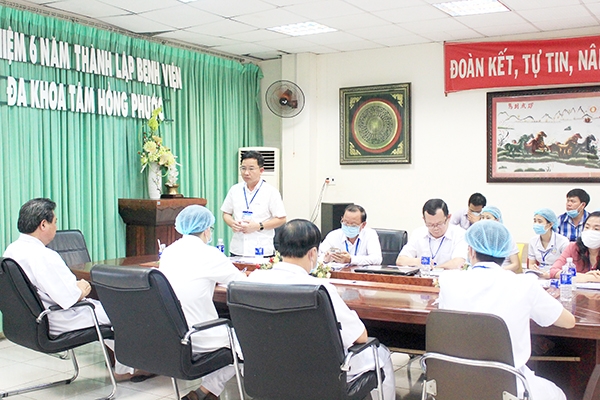 Phó giám đốc Sở Y tế Lê Quang Trung đề nghị Bệnh viện Đa khoa Tâm Hồng Phước cần nỗ lực thực hiện tốt hơn nữa nhiệm vụ khám, chữa bệnh trong buổi kiểm tra công tác y tế năm 2020 tại bệnh viện mới đây