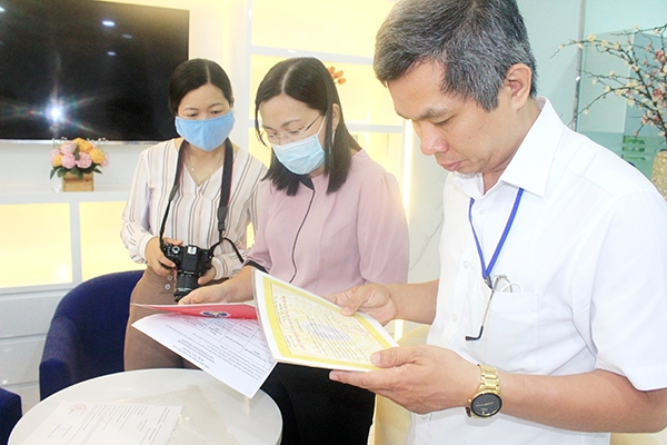 Cơ quan chức năng kiểm tra giấy phép hành nghề của một cơ sở thẩm mỹ trên địa bàn TP.Biên Hòa