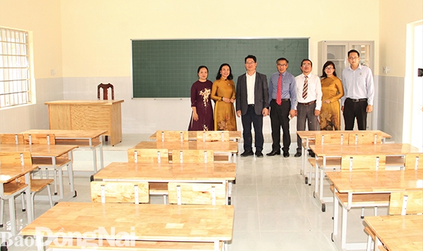 Các đại biểu thăm quan 1 phòng học trong dự án xây dựng 3 phòng học tại Trường tiểu học Nguyễn Trung Trực