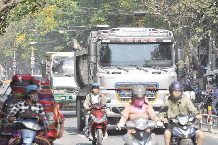 Xe tải ben chở vật liệu xây dựng chạy hàng dài trên đường Huỳnh Văn Nghệ (TP.Biên Hòa). Ảnh: THANH HẢI