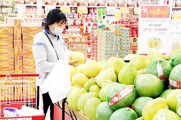 Người tiêu dùng chọn mua các loại nông sản đạt chuẩn VietGAP tại một siêu thị ở TP.Biên Hòa. Ảnh: Lam Phương