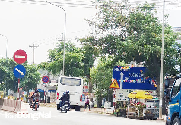 Xe khách đón trả khách trước khu vực bến “cóc” gần nút giao đường cao tốc TP.HCM - Long Thành - Dầu Giây. Ảnh: Thanh Hải