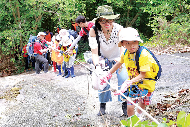 Du khách trải nghiệm leo núi ở rừng thuộc Ban Quản lý rừng phòng hộ Tân Phú.  Ảnh: HOÀNG LỘ