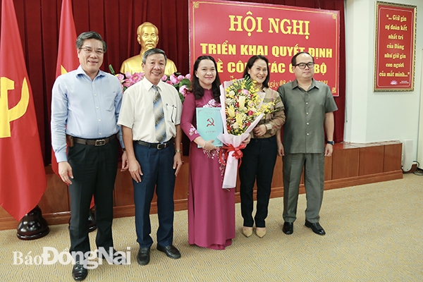 Các đồng chí lãnh đạo Tỉnh ủy và Huyện ủy Long Thành chúc chụp hình lưu niệm và chúc mừng đồng chí Nguyễn Thị Thùy Linh