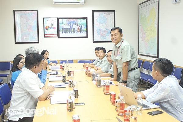 Đại diện Công ty TNHH Ajinomoto Việt Nam báo cáo kết quả nổi bật của Công ty với đoàn công tác.