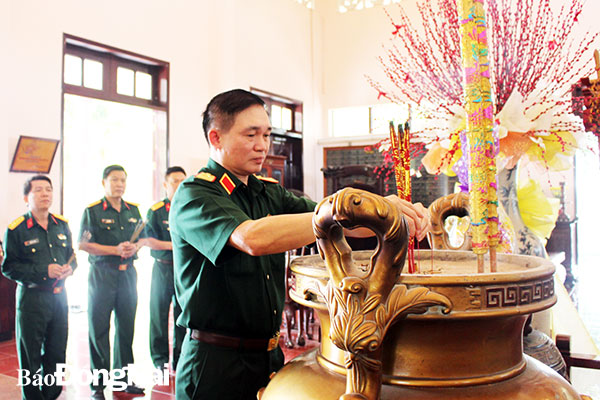 Thiếu tướng Nguyễn Hoàng Nhiên và đoàn công tác dâng hương viếng Đền thờ và thăm bia ghi tên các anh hùng liệt sĩ H.Nhơn Trạch