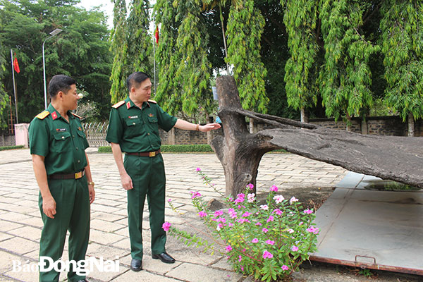 Thiếu tướng Nguyễn Hoàng Nhiên thăm khu di tích địa đạo rừng Sác