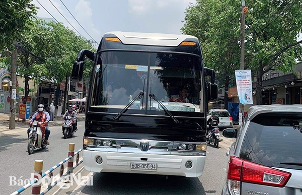 Chiếc xe khách chạy ngược chiều trên đường Nguyễn Ái Quốc (đoạn qua P.Hố Nai, TP.Biên Hòa) được người dân chụp lại.