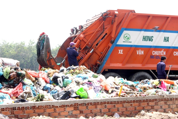 Một bãi tập kết rác tạm tại H.Long Thành. Ảnh: Ban Mai