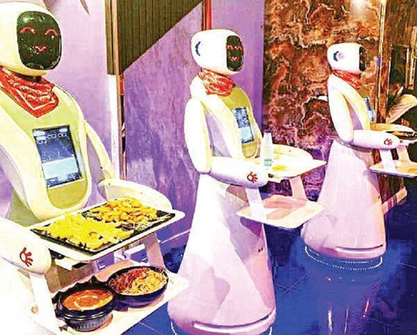 Robot hình nhân phục vụ tại Restaurant Robot ở trung tâm TP.Jazan, Saudi Arabia