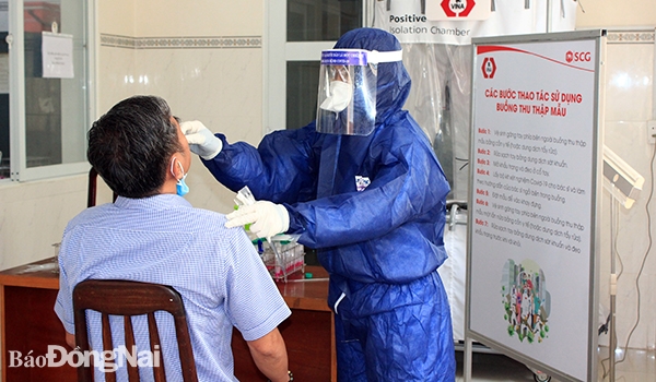 Lấy mẫu xét nghiệm SARS-CoV-2 tại Trung tâm Kiểm soát bệnh tật tỉnh