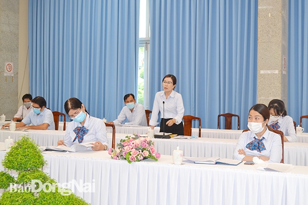 Các phòng chuyên môn Văn phòng Tỉnh ủy trao đổi các ý kiến tại hội nghị.