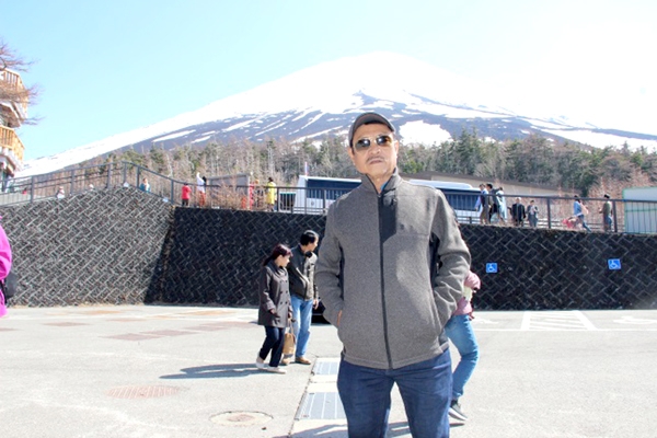 Tác giả chụp ảnh lưu niệm trên núi Phú Sĩ
