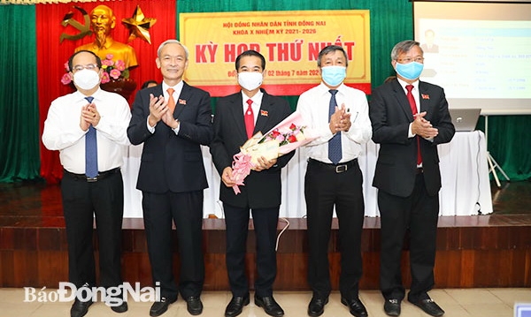 Ông Thái Bảo (giữa) được bầu giữ chức Chủ tịch HĐND tỉnh khóa X