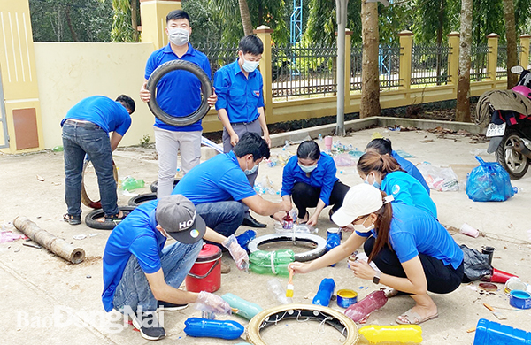 Nhân rộng mô hình phao cứu hộ làm từ vỏ xe, chai nhựa - Vimarsana News