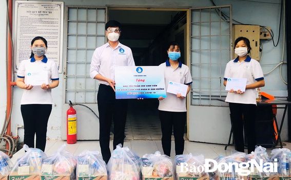 Thăm, động viên và tặng quà 65 sinh viên bị kẹt lại ký túc xá do dịch Covid-19 - Vimarsana News