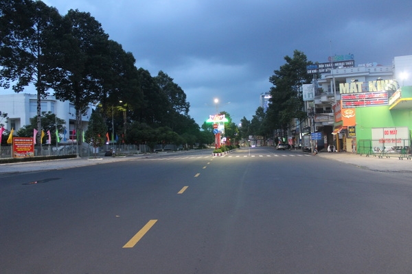 Từ 18 giờ ngày 28-7, đường Nguyễn Ái Quốc đoạn qua quảng trường tỉnh đã bắt đầu vắng người qua lại.