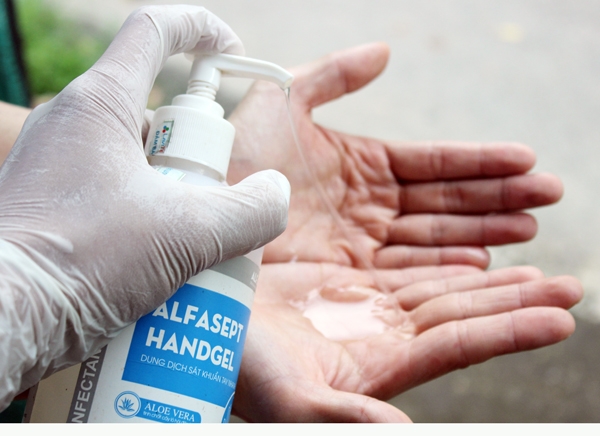 6. Việc rửa tay thường xuyên bằng dung dịch sát khuẩn khi đến khu vực mua bán, trao đổi hàng hóa giúp ngăn chăn lây lan dịch bệnh