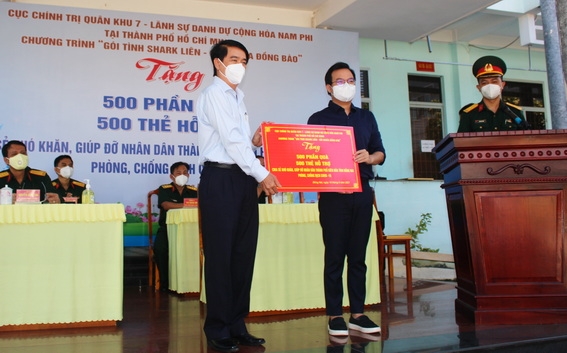 Đại diện chương trình trao bảng tượng trưng 500 phần quà và 500 thẻ hỗ trợ cho TP.Biên Hòa