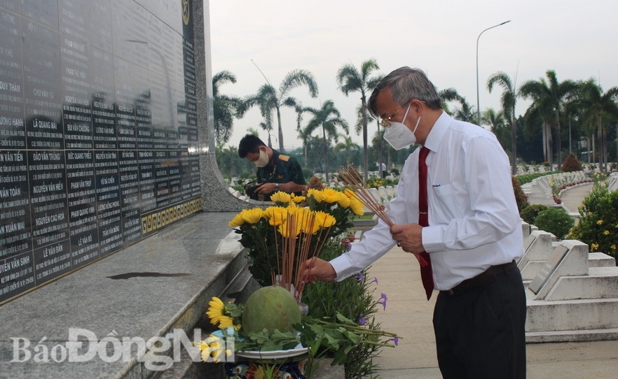 Chủ tịch UBND tỉnh Cao Tiến Dũng thắp hương mộ phần liệt sĩ