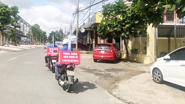 Cán bộ ấp, khu phố tại TP.Biên Hòa sử dụng xe máy gắn loa đi tuyên truyền về phòng, chống dịch  Covid-19 trên các tuyến đường của thành phố