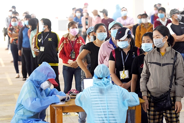 Công ty TNHH Pousung Việt Nam (Khu công nghiệp Bàu Xéo, H.Trảng Bom) tổ chức xét nghiệm cho người lao động trong ngày đầu quay lại sản xuất sau gần 3 tháng tạm dừng hoạt động