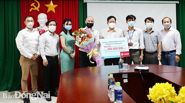 Ban lãnh đạo Trung tâm Kiểm soát bệnh tật tỉnh nhận bảng tượng trưng 500 ngàn bơm kim tiêm