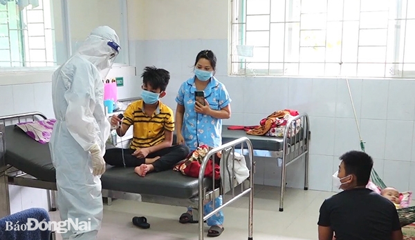 Nhiều bệnh nhi test nhanh dương tính với SARS-CoV-2 nhập viện tại Bệnh viện nhi đồng Đồng Nai. Ảnh: Thành Nhân