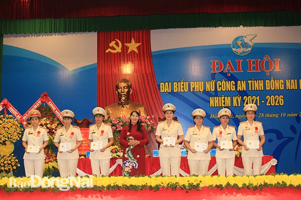 Bà Lê Thị Thái, Chủ tịch Hội LHPN tỉnh trao kỷ niệm chương vì sự phát triển của phụ nữ của Trung ương Hội LHPN Việt Nam cho cán bộ, hội viên phụ nữ Công an tỉnh (Ảnh: Nga Sơn)