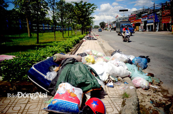 Đống rác tự phát trên đường Bùi Văn Hòa, sát tường rào Khu công nghiệp Biên Hòa 2 (thuộc P.An Bình, TP.Biên Hòa). Ảnh: Sông Lam