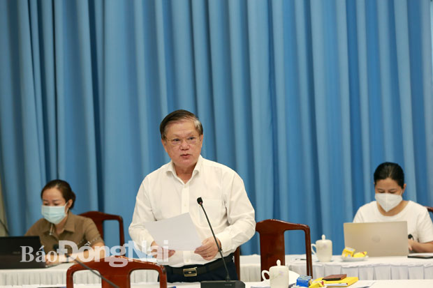 Ông Lê Văn Danh, Phó trưởng ban Quản lý các khu công nghiệp Đồng Nai báo cáo tại cuộc họp. Ảnh: Huy Anh