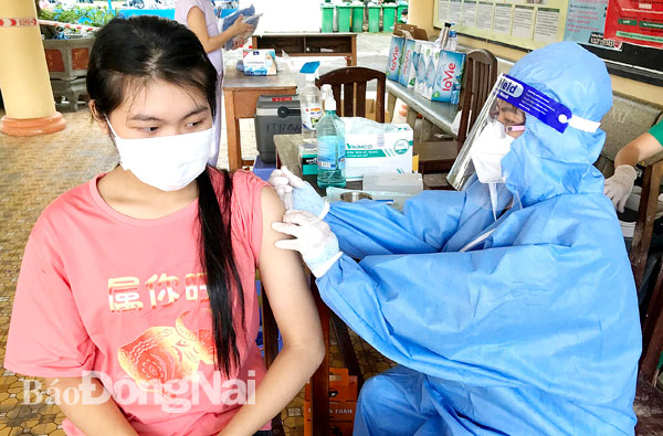 Học sinh THCS ở TP.Biên Hòa tiêm vaccine ngừa Covid-19 để sớm trở lại trường. Ảnh: P.LIỄU