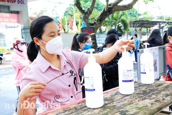 3. Giáo viên Trường THPT Long Khánh (TP.Long Khánh) mang cồn 70 độ để ở sân trường cho học sinh rửa tay khi vào lớp