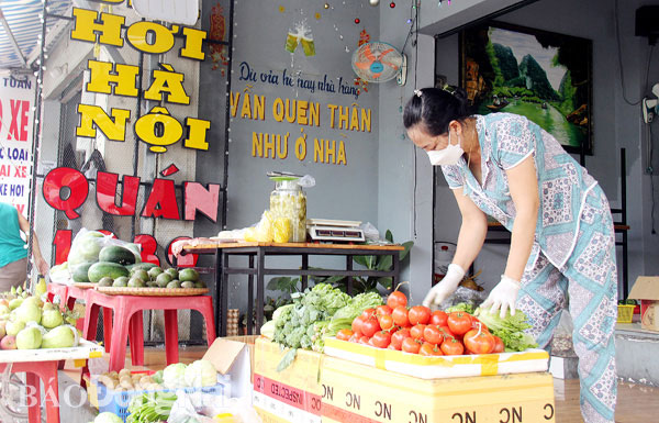 Một quán ăn trên đường Nguyễn Ái Quốc (TP.Biên Hòa) tận dụng mặt bằng để kinh doanh thêm các loại rau củ quả, thực phẩm vào buổi sáng