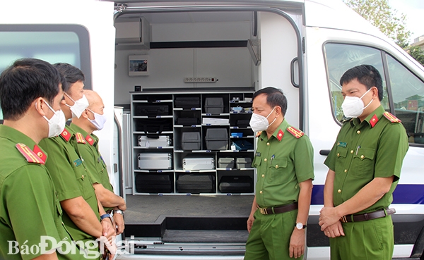 Các cán bộ, chiến sĩ bên chiếc xe khám nghiệm hiện đại nhất hiện nay tại Việt Nam