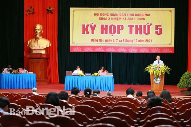 Giám đốc Sở KH-ĐT Hồ Văn Hà phát biểu giải trình tại kỳ họp. Ảnh: Huy Anh