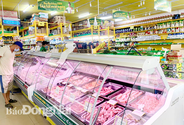 Thịt nhập khẩu bán phổ biến trong các siêu thị, cạnh tranh với sản phẩm chăn nuôi trong nước. Trong ảnh: Quầy bán thịt nhập khẩu tại cửa hàng Bách hóa Xanh ở TP.Biên Hòa